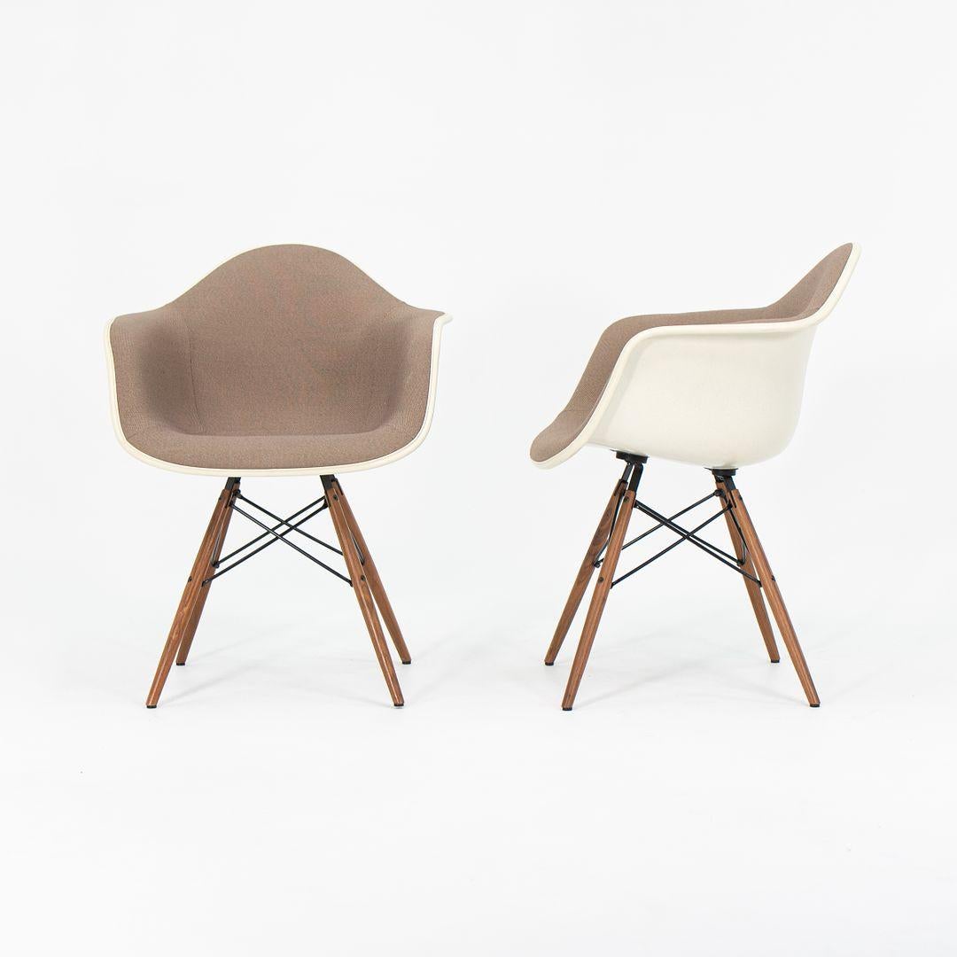 2018 Herman Miller Eames Fiberglass DAW Dining Chair in Tan Fabric w/ Walnut Leg (Chaise à manger DAW en fibre de verre) en vente 3