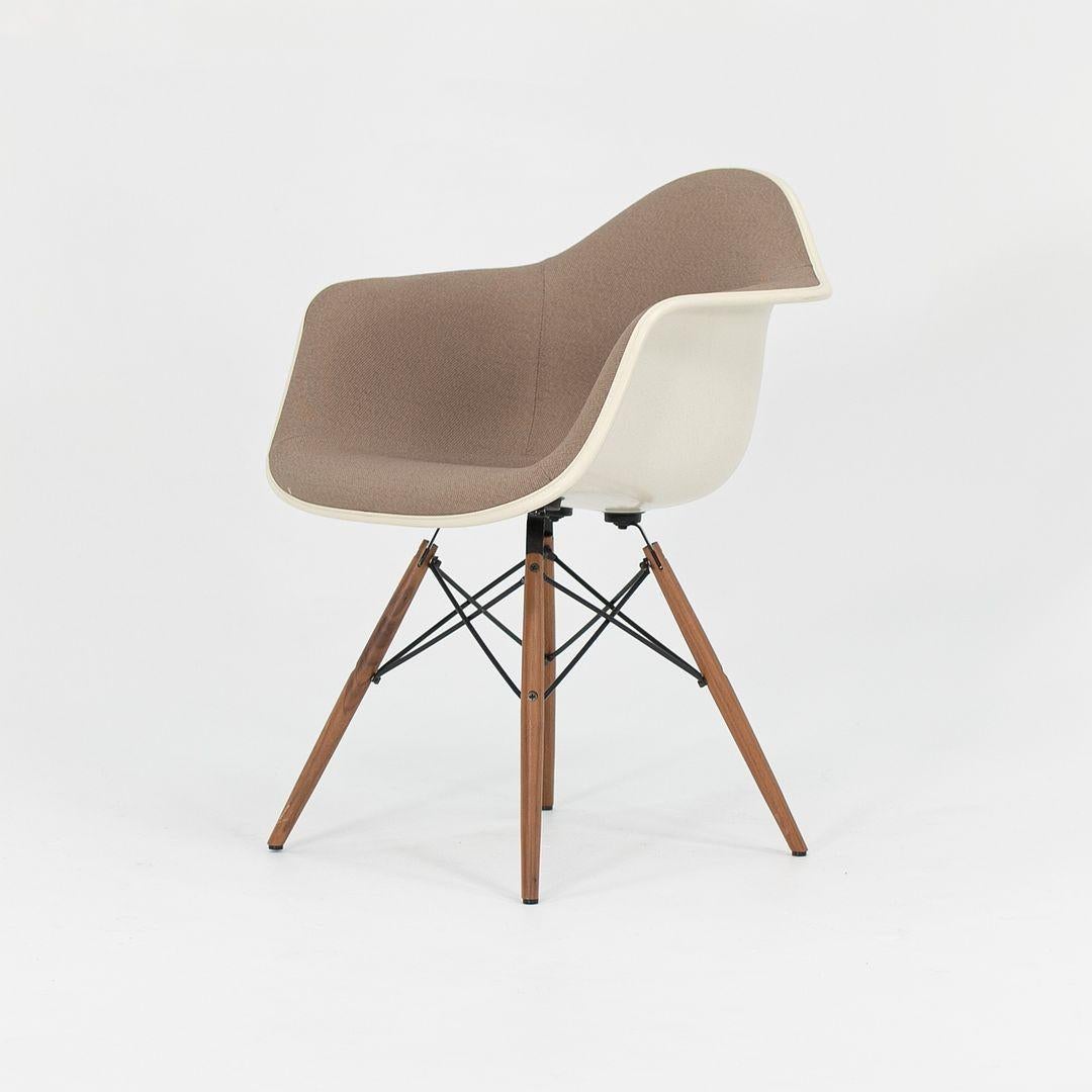 2018 Herman Miller Eames Fiberglass DAW Dining Chair in Tan Fabric w/ Walnut Leg (Chaise à manger DAW en fibre de verre) en vente 4