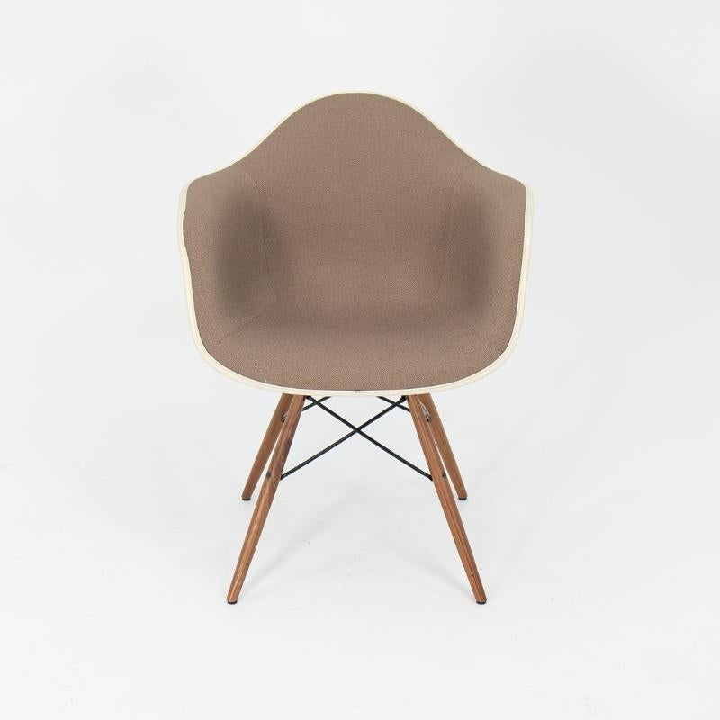 2018 Herman Miller Eames Fiberglass DAW Dining Chair in Tan Fabric w/ Walnut Leg (Chaise à manger DAW en fibre de verre) en vente 5