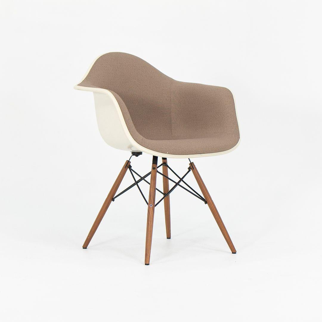 Il s'agit des fauteuils DAW, initialement conçus par Charles et Ray Eames en 1948. Ces exemples datent de 2018. Le prix indiqué comprend une chaise, mais nous avons plusieurs chaises disponibles à l'achat. Leur design présente la coque classique des