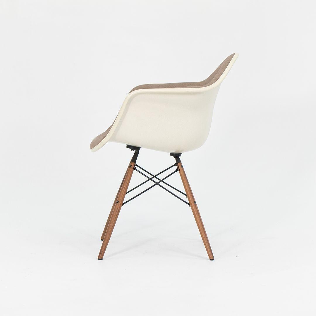 Moderne 2018 Herman Miller Eames Fiberglass DAW Dining Chair in Tan Fabric w/ Walnut Leg (Chaise à manger DAW en fibre de verre) en vente
