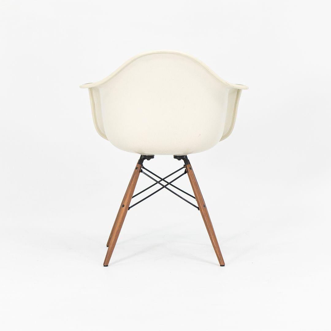 Américain 2018 Herman Miller Eames Fiberglass DAW Dining Chair in Tan Fabric w/ Walnut Leg (Chaise à manger DAW en fibre de verre) en vente