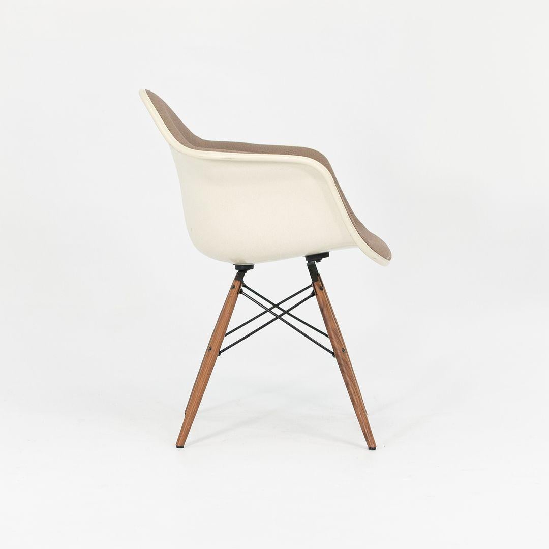 2018 Herman Miller Eames Fiberglass DAW Dining Chair in Tan Fabric w/ Walnut Leg (Chaise à manger DAW en fibre de verre) Bon état - En vente à Philadelphia, PA