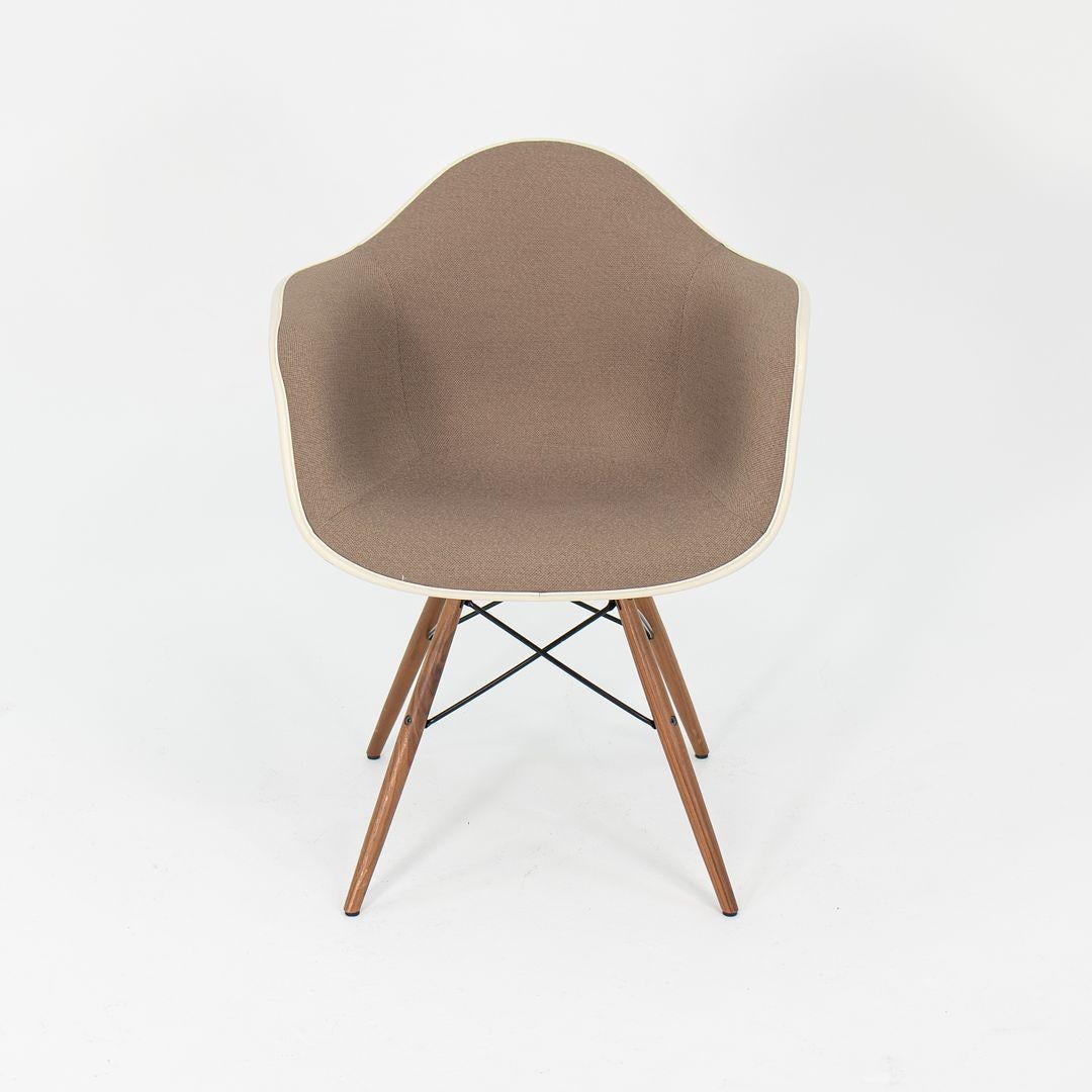 XXIe siècle et contemporain 2018 Herman Miller Eames Fiberglass DAW Dining Chair in Tan Fabric w/ Walnut Leg (Chaise à manger DAW en fibre de verre) en vente