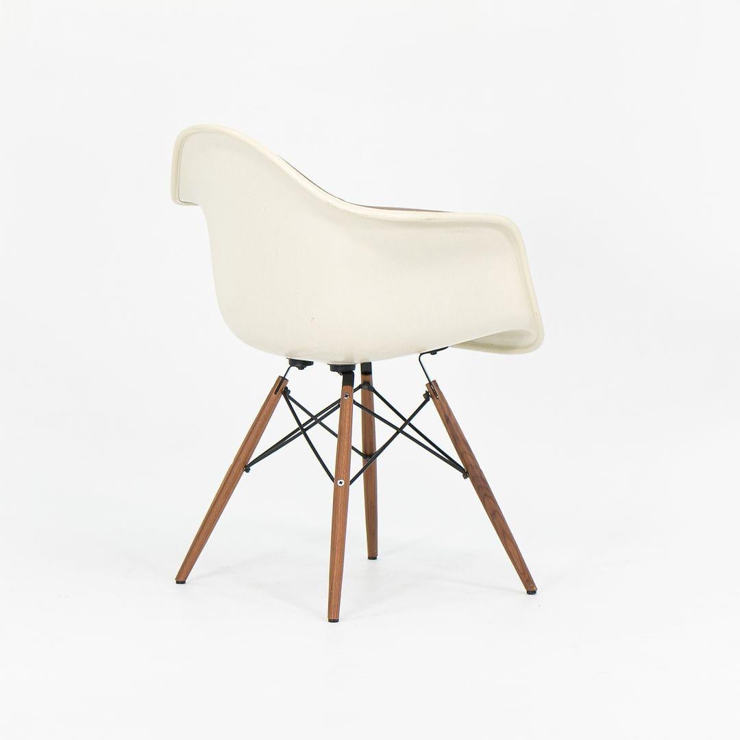 Acier 2018 Herman Miller Eames Fiberglass DAW Dining Chair in Tan Fabric w/ Walnut Leg (Chaise à manger DAW en fibre de verre) en vente