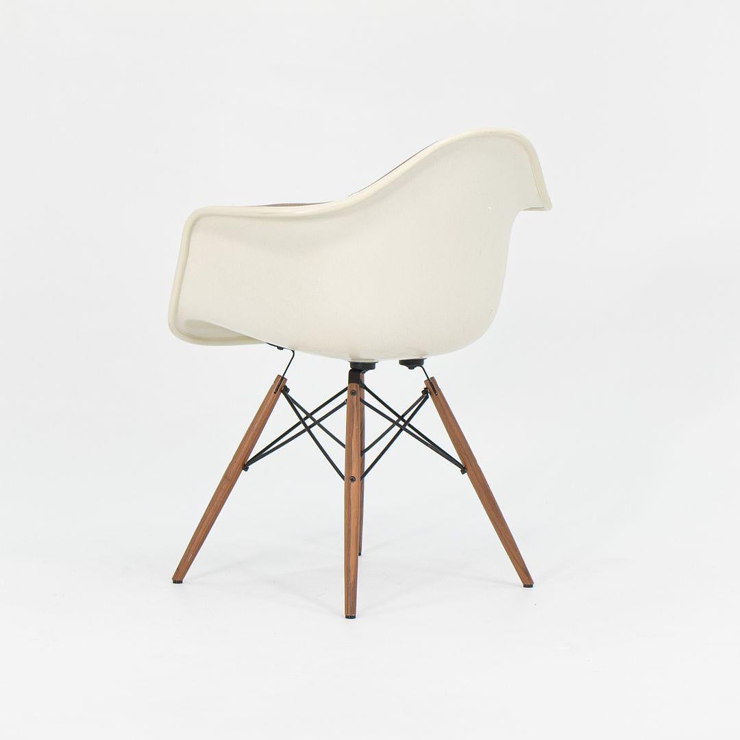 2018 Herman Miller Eames Fiberglass DAW Dining Chair in Tan Fabric w/ Walnut Leg (Chaise à manger DAW en fibre de verre) en vente 1