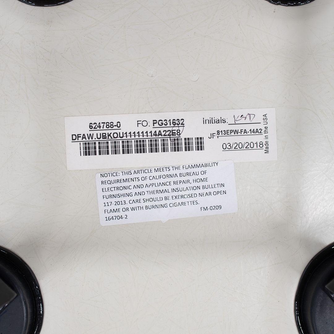 2018 Herman Miller Eames Fiberglass DAW Dining Chair in Tan Fabric w/ Walnut Leg (Chaise à manger DAW en fibre de verre) en vente 2