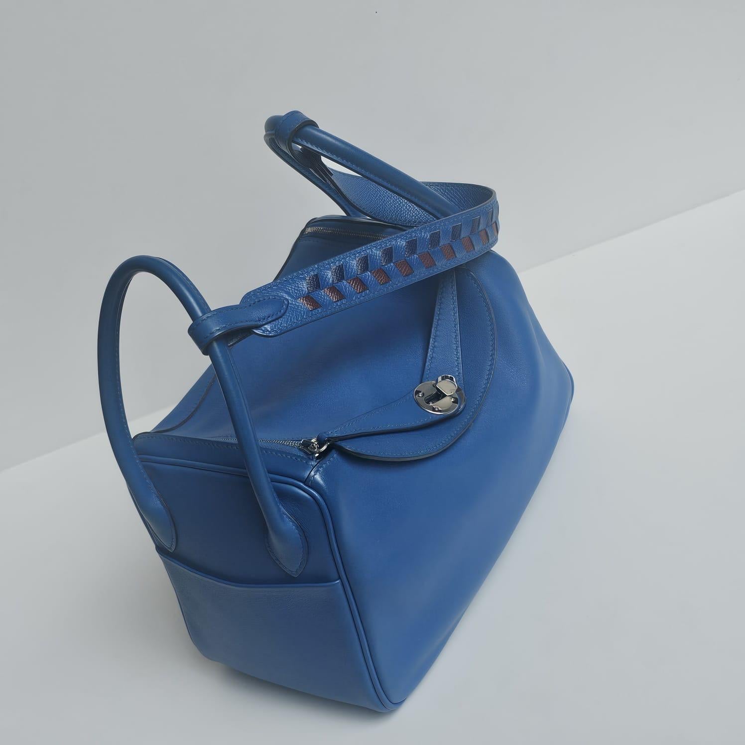 Lindy 26 in blue zanzibar swift leather with epsom tressage detailing on the strap with palladium hardware. Overall in very good condition with minor scuffings. Stamp C (2018). Comes with its raincoat, dust bag and bababebi certificate. 