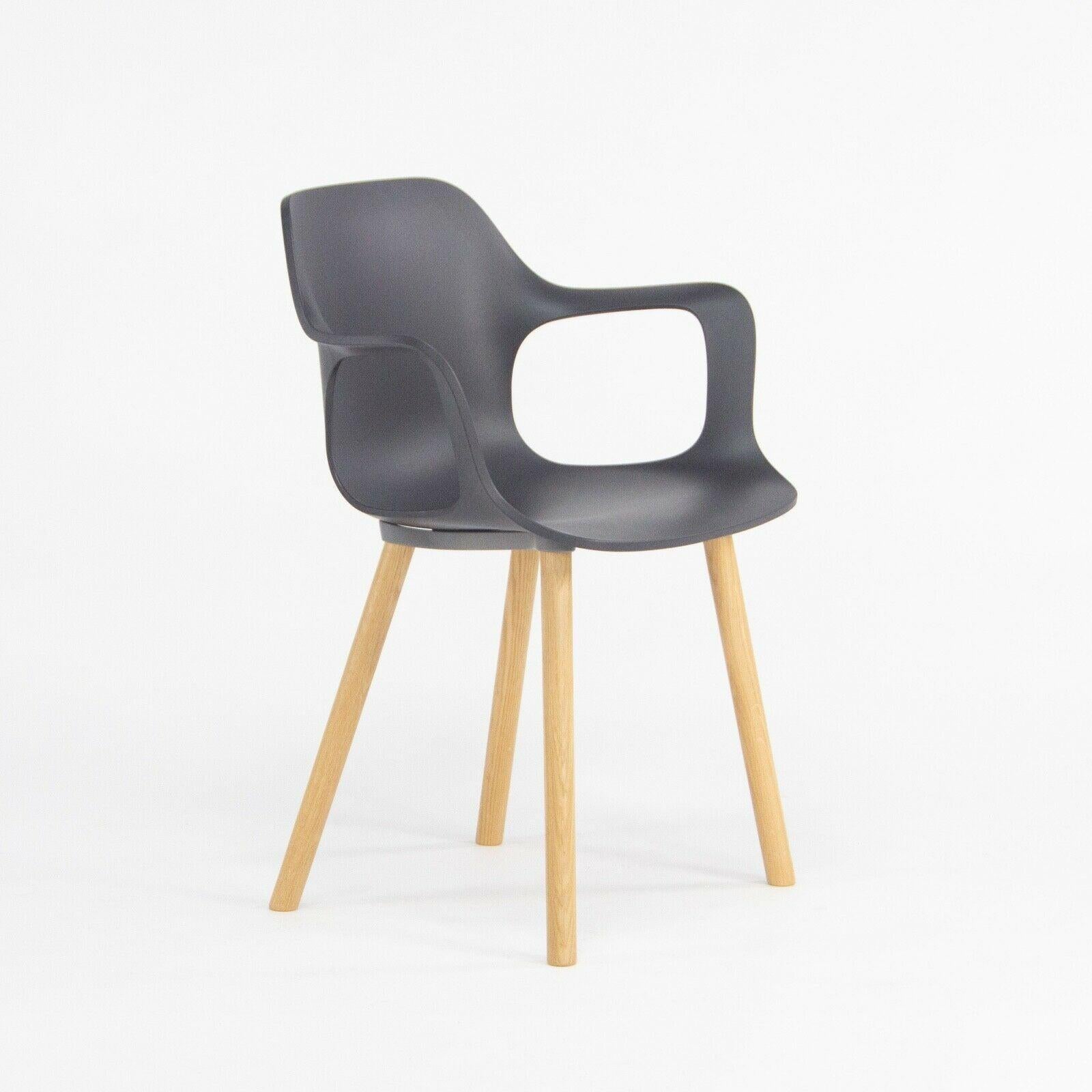 XXIe siècle et contemporain Fauteuil Halo Jasper Morrison pour Vitra avec assise noire et pieds en bois de chêne, 2018 en vente