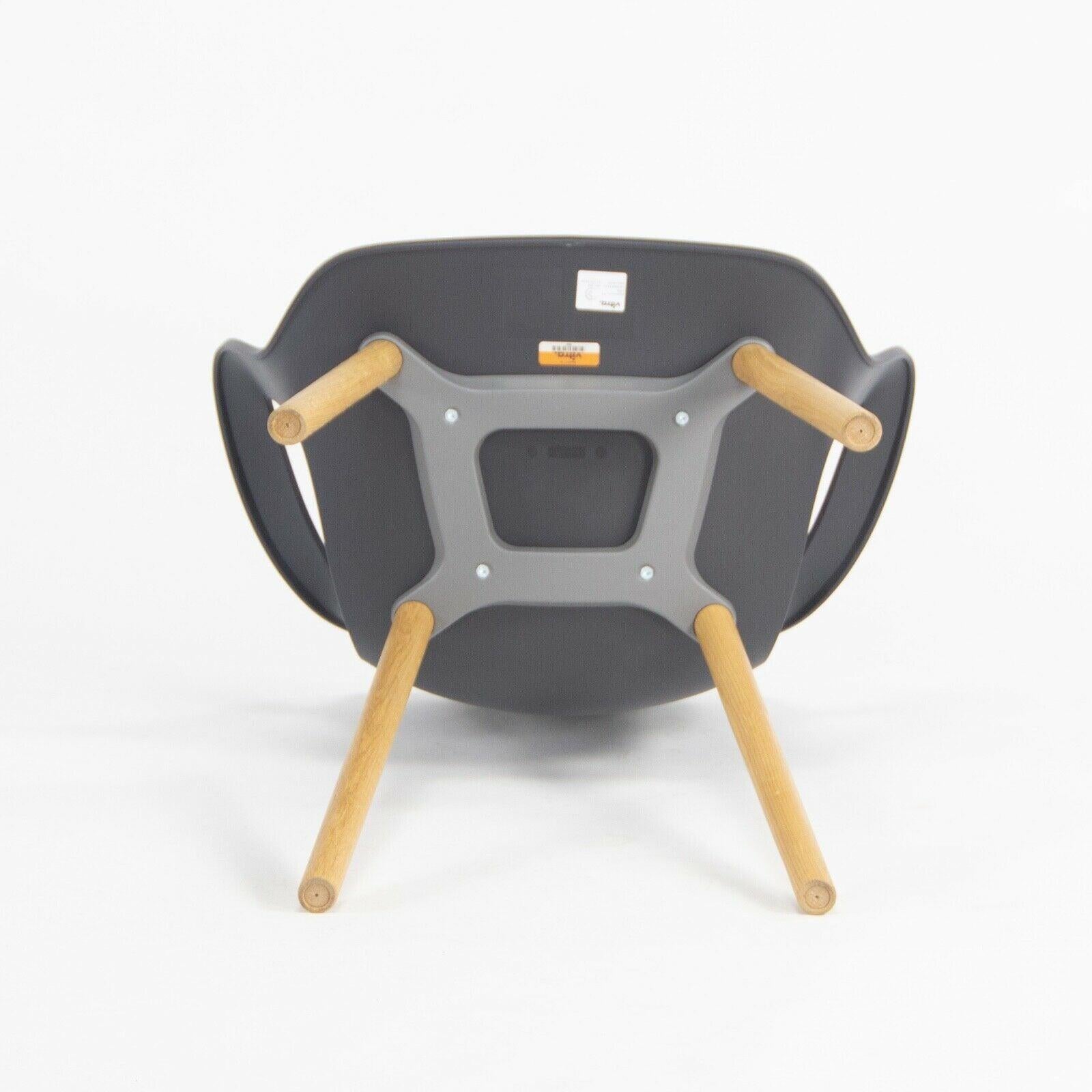Plastique Fauteuil Halo Jasper Morrison pour Vitra avec assise noire et pieds en bois de chêne, 2018 en vente