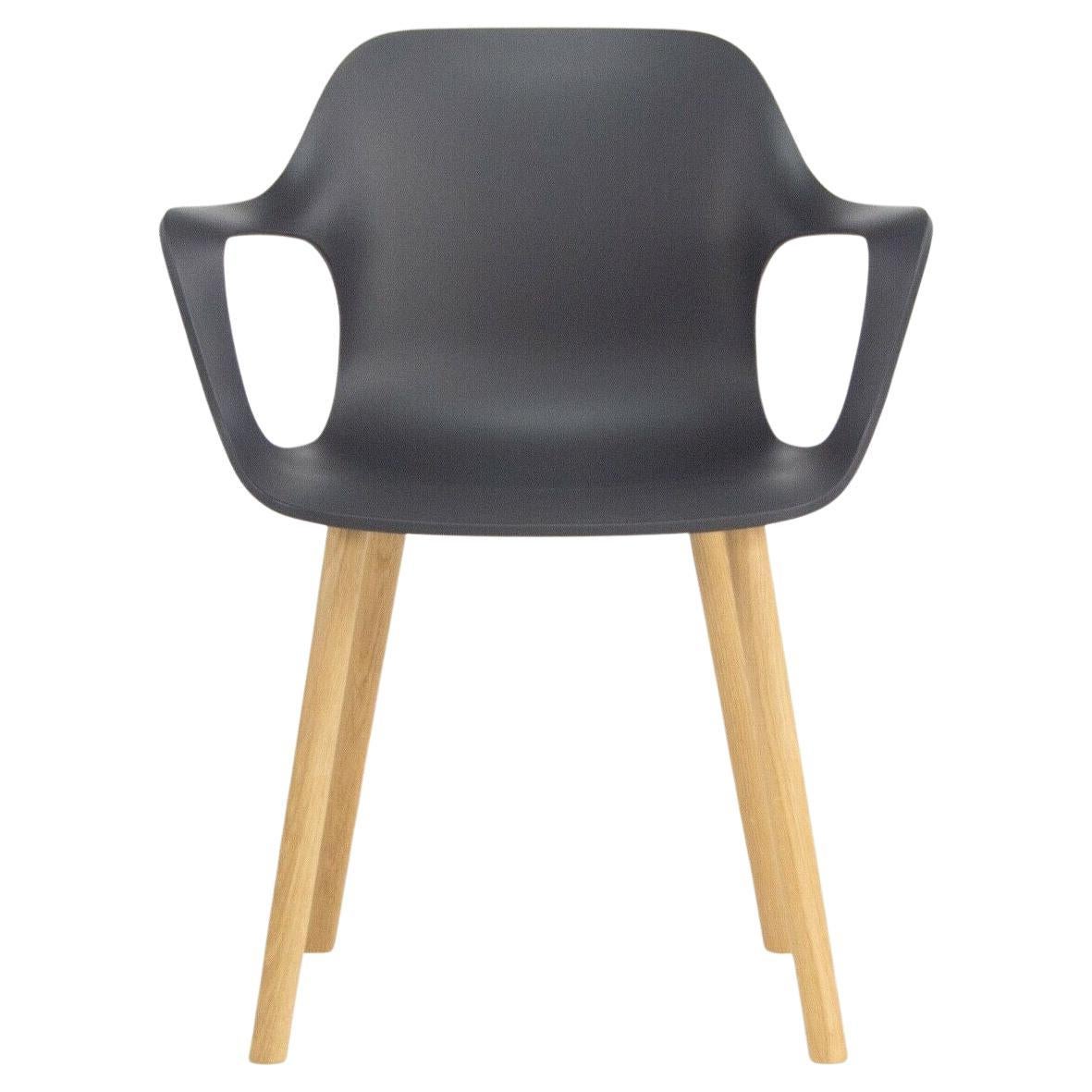 Fauteuil Halo Jasper Morrison pour Vitra avec assise noire et pieds en bois de chêne, 2018