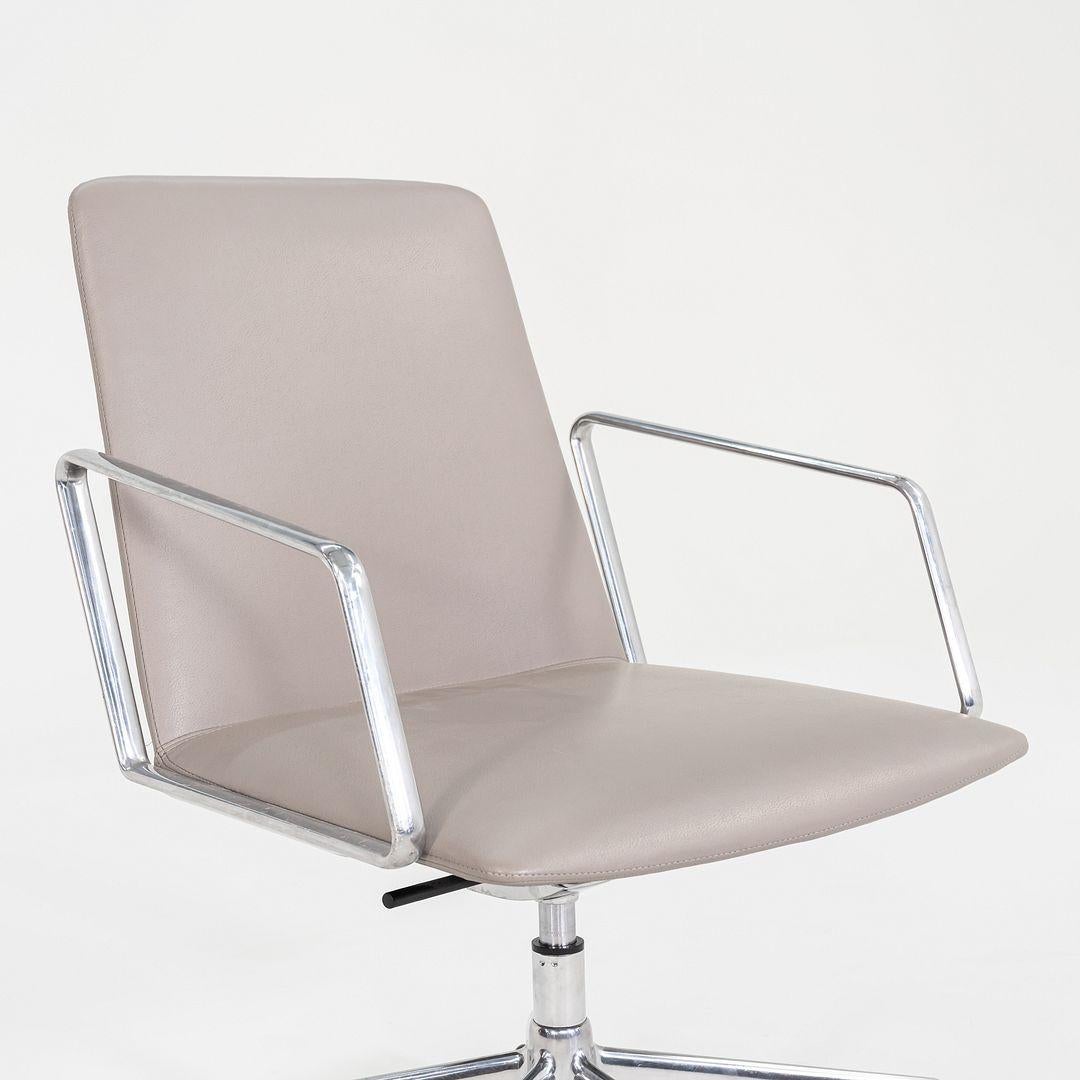 Dies sind L.A.M Schreibtischstühle, die ursprünglich von Lievore Altherr Molina für Bernhardt Design entworfen wurden. Diese Exemplare wurden im Jahr 2018 hergestellt. Der Stuhl verfügt über ein poliertes Aluminium-Fünffußkreuz mit