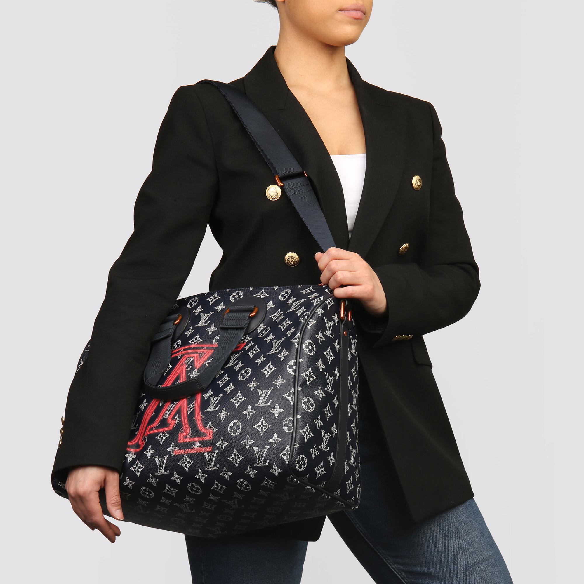 LOUIS VUITTON
Navy Pacific Eclipse Monogram Coated Canvas & Calfskin Leather Upside Down Speedy 40 Bandoulière

Xupes Reference: HB3859
Serial Number: AA1118
Age (Circa): 2018
Authenticity Details: Date Stamp (Made in France)
Gender: Unisex
Type: