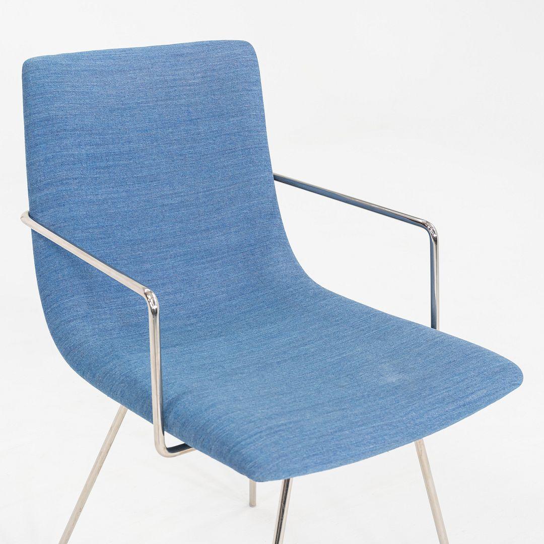 2018 Paire de fauteuils Capra en tissu bleu par Lee Pasteris pour Martin Brattrud en vente 3