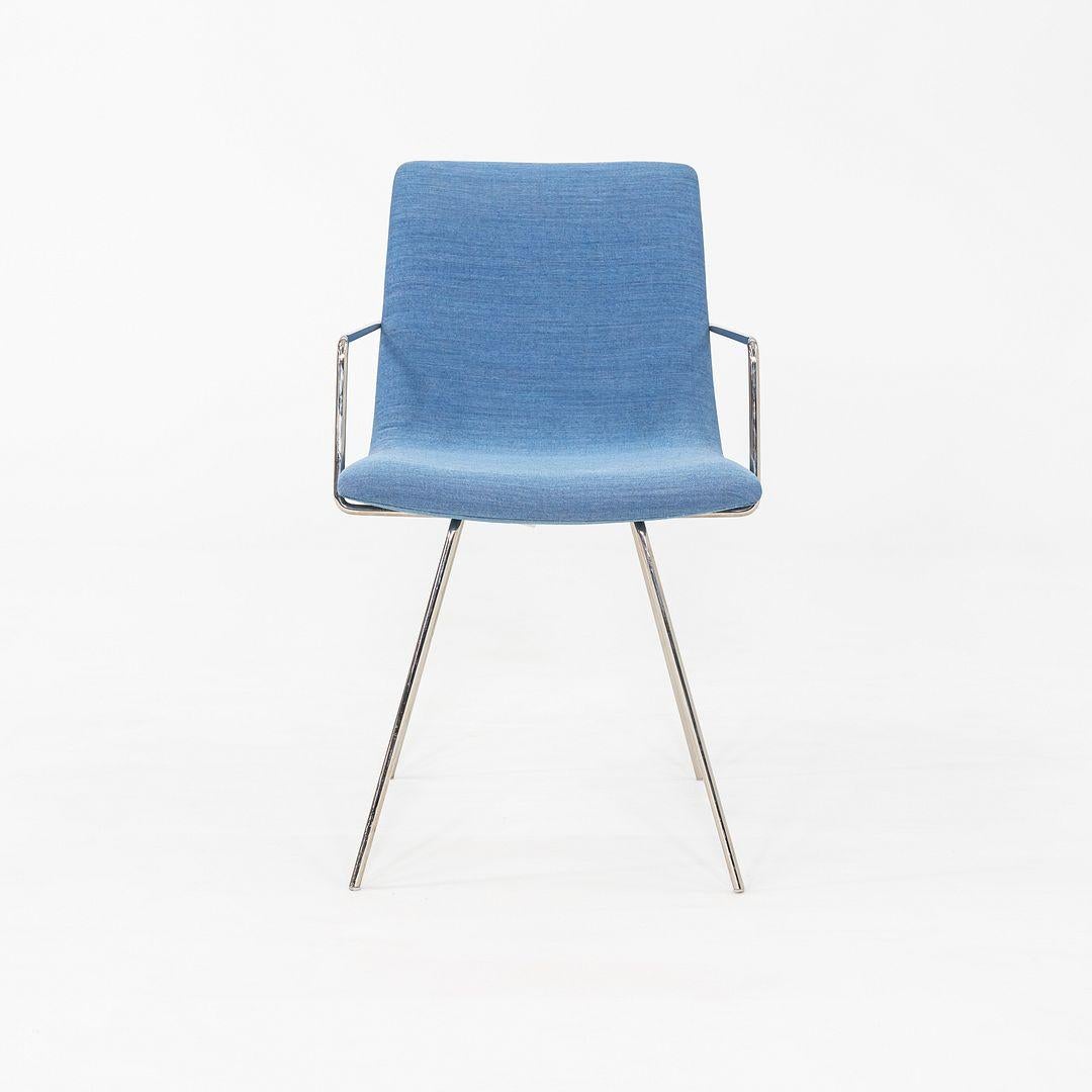 Moderne 2018 Paire de fauteuils Capra en tissu bleu par Lee Pasteris pour Martin Brattrud en vente