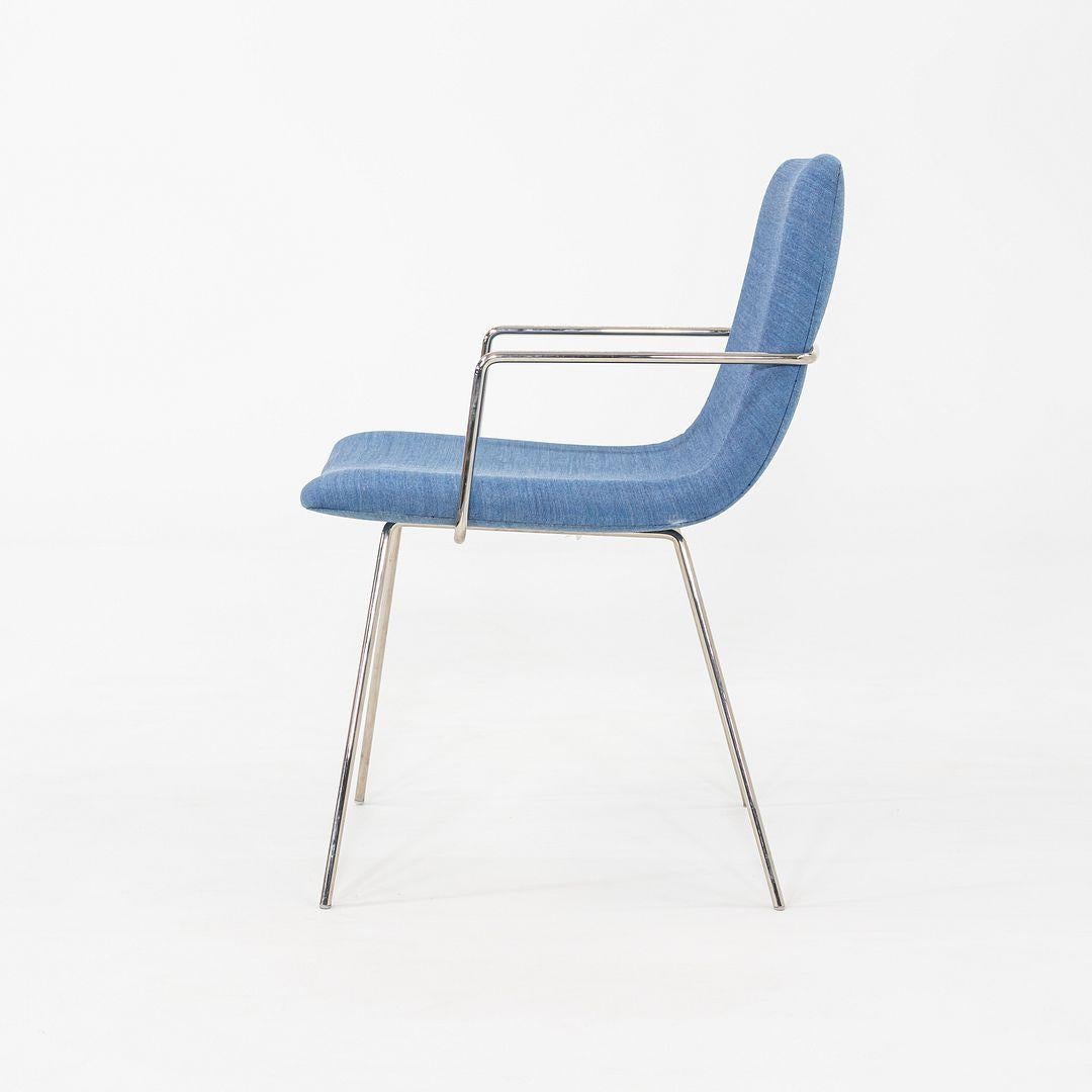 2018 Paire de fauteuils Capra en tissu bleu par Lee Pasteris pour Martin Brattrud Bon état - En vente à Philadelphia, PA