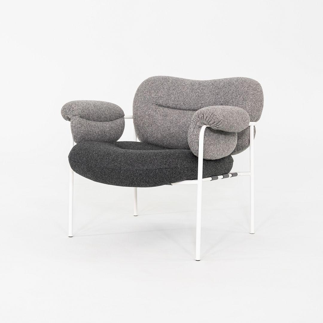 Se trata de un par de tumbonas Bollo, diseñadas originalmente por Andreas Engesvik en 2016. Estos ejemplares en concreto fueron fabricados por Fogia en Polonia en 2018. Su diseño presenta una estructura de acero revestido con asiento y respaldo