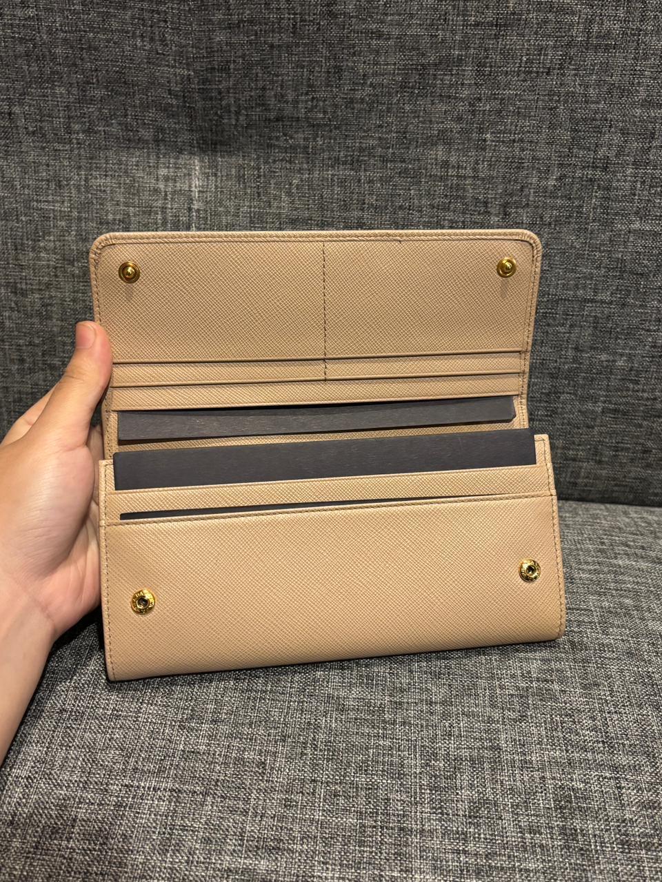 2018 Portafoglio con fiocco in pelle saffiano beige di Prada in vendita 5