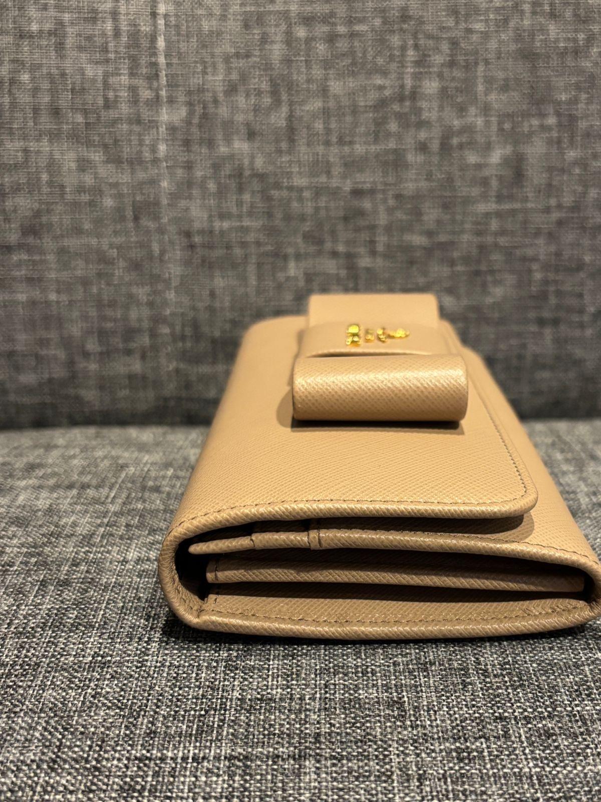 Beige 2018 Portafoglio con fiocco in pelle saffiano beige di Prada in vendita