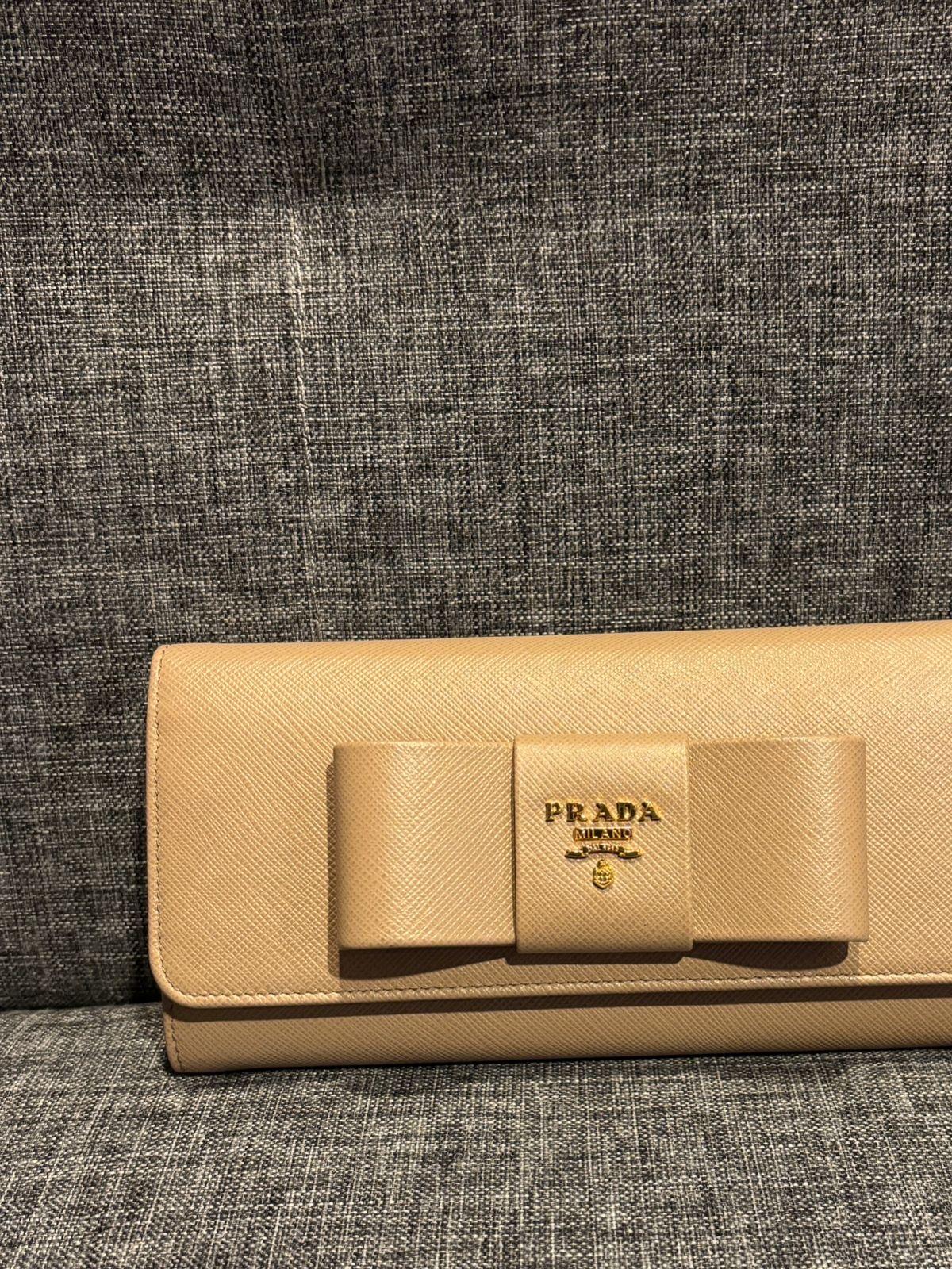 2018 Portafoglio con fiocco in pelle saffiano beige di Prada In condizioni ottime in vendita a Jakarta, Daerah Khusus Ibukota Jakarta