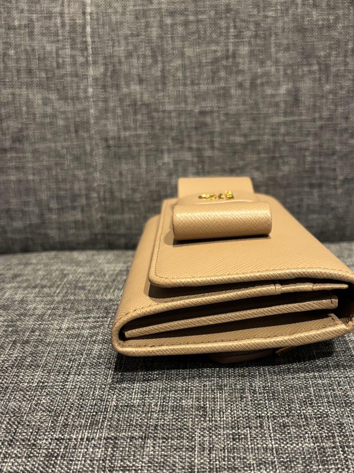 Donna 2018 Portafoglio con fiocco in pelle saffiano beige di Prada in vendita
