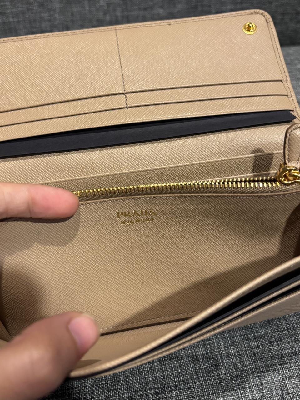 2018 Portafoglio con fiocco in pelle saffiano beige di Prada in vendita 1