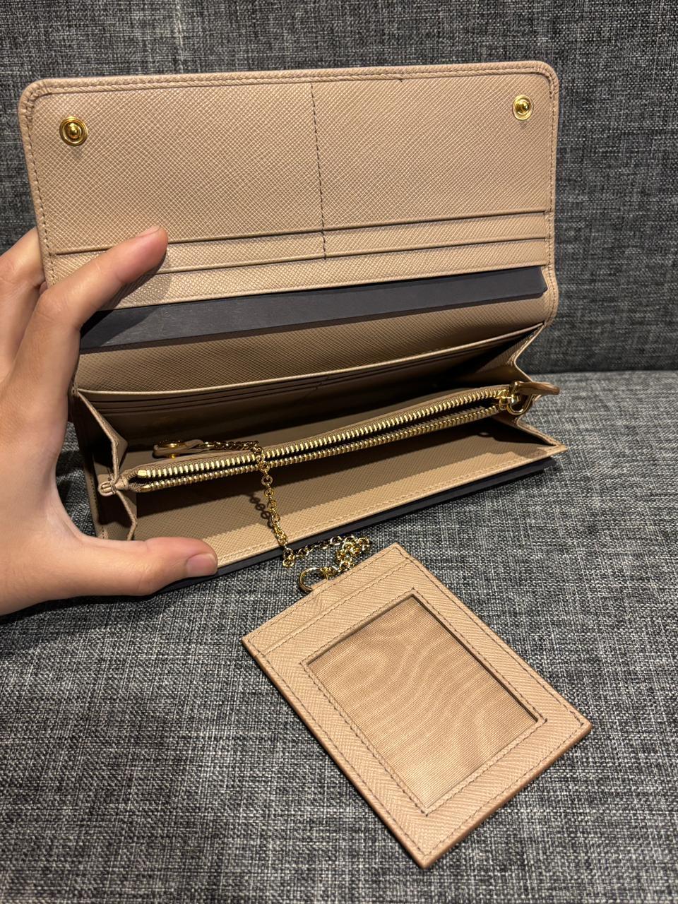 2018 Portafoglio con fiocco in pelle saffiano beige di Prada in vendita 3