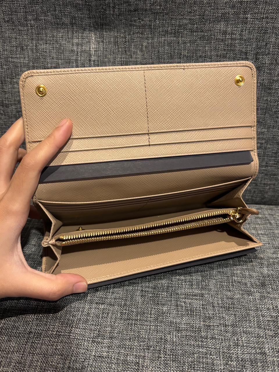 2018 Portafoglio con fiocco in pelle saffiano beige di Prada in vendita 4