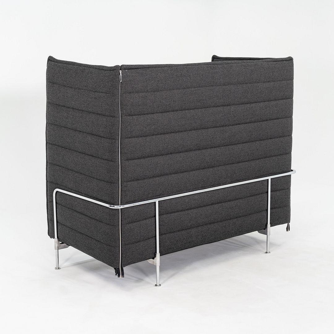 Si tratta di un divano a 2 posti, progettato originariamente da Ronan and Erwan Bouroullec nel 2006. Questo particolare esemplare è stato prodotto da Vitra negli Stati Uniti nel 2018. Il divano è composto da una struttura in acciaio tubolare cromato