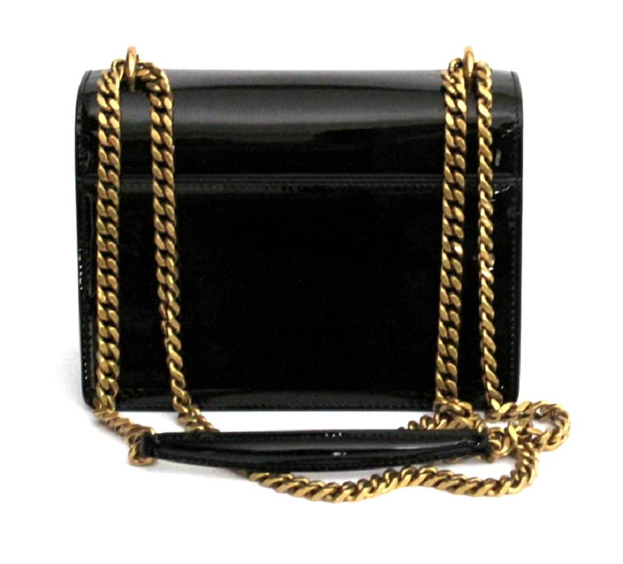Saint Laurent bag model Sunset in black patent leather with chain and hardware antique gold color.Magnetic button closure, internally divided into three small compartments.
The adjustable chain will allow you to wear it as you prefer.
CONDITIONS