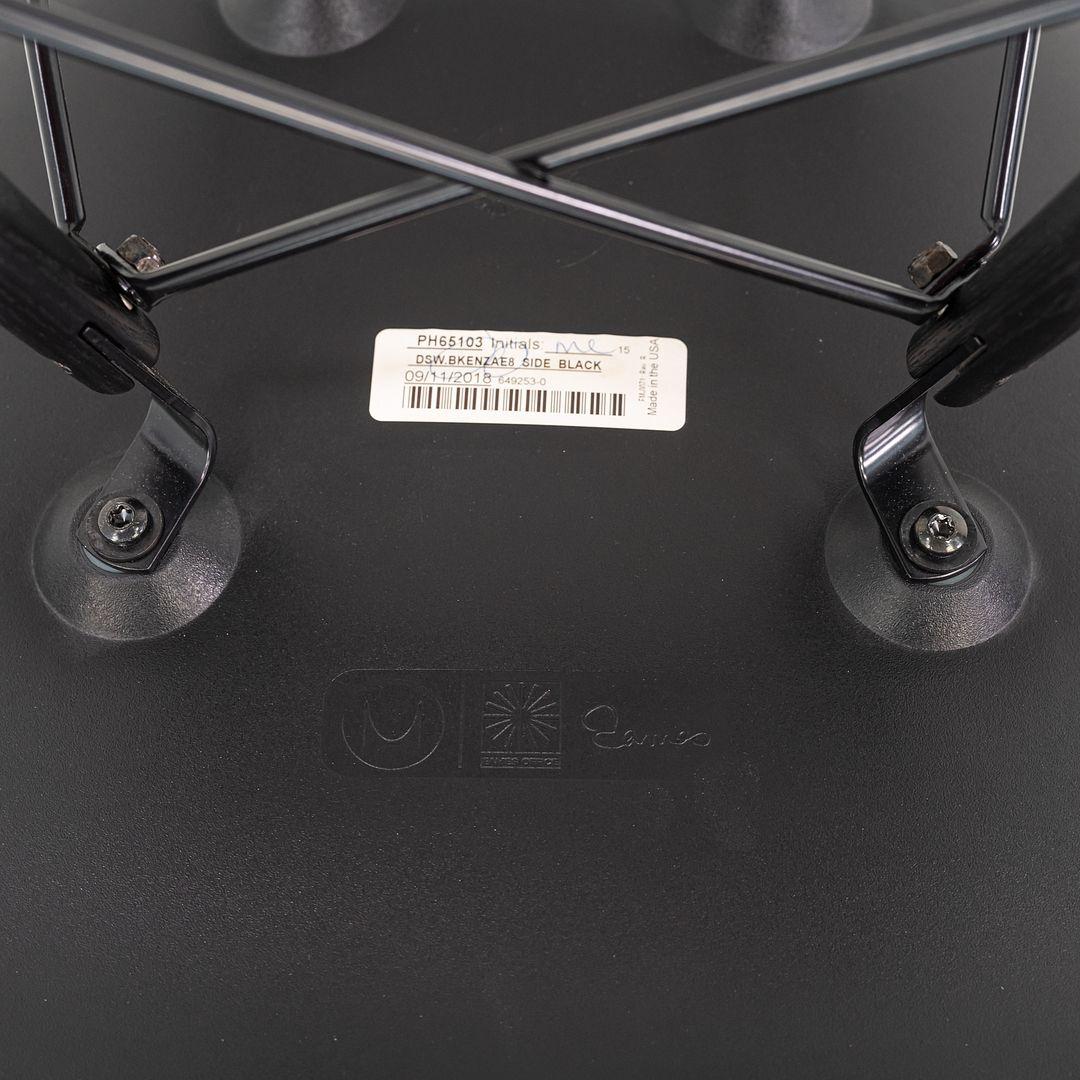 2018 Set of Four Herman Miller Eames DSW Dining Side Chairs in Black Plastic (Ensemble de quatre chaises d'appoint de salle à manger Herman Miller Eames DSW en plastique noir) en vente 3