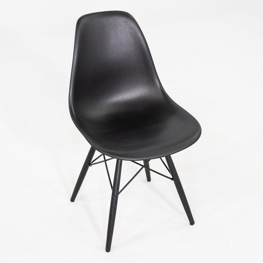 2018 Set of Four Herman Miller Eames DSW Dining Side Chairs in Black Plastic (Ensemble de quatre chaises d'appoint de salle à manger Herman Miller Eames DSW en plastique noir) en vente 4
