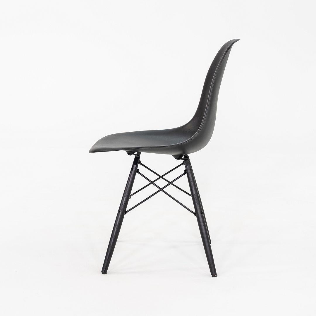 2018 Set of Four Herman Miller Eames DSW Dining Side Chairs in Black Plastic (Ensemble de quatre chaises d'appoint de salle à manger Herman Miller Eames DSW en plastique noir) en vente 5