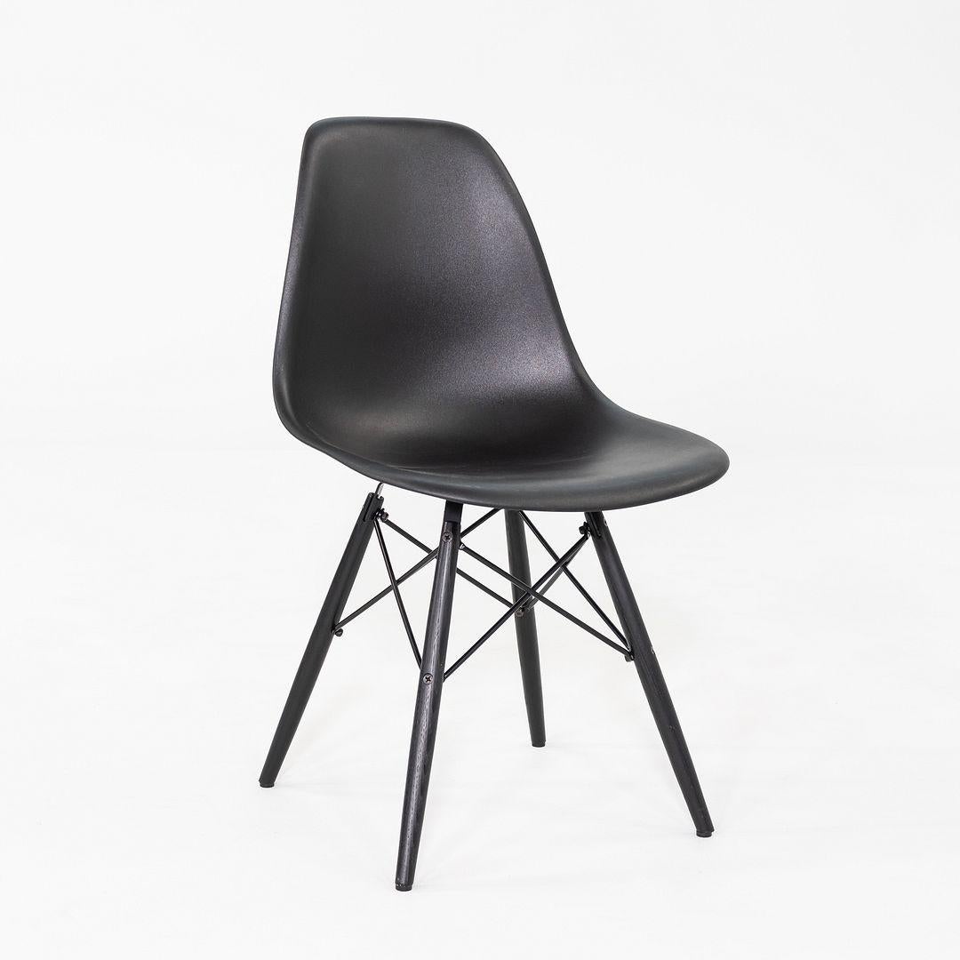 Moderne 2018 Set of Four Herman Miller Eames DSW Dining Side Chairs in Black Plastic (Ensemble de quatre chaises d'appoint de salle à manger Herman Miller Eames DSW en plastique noir) en vente