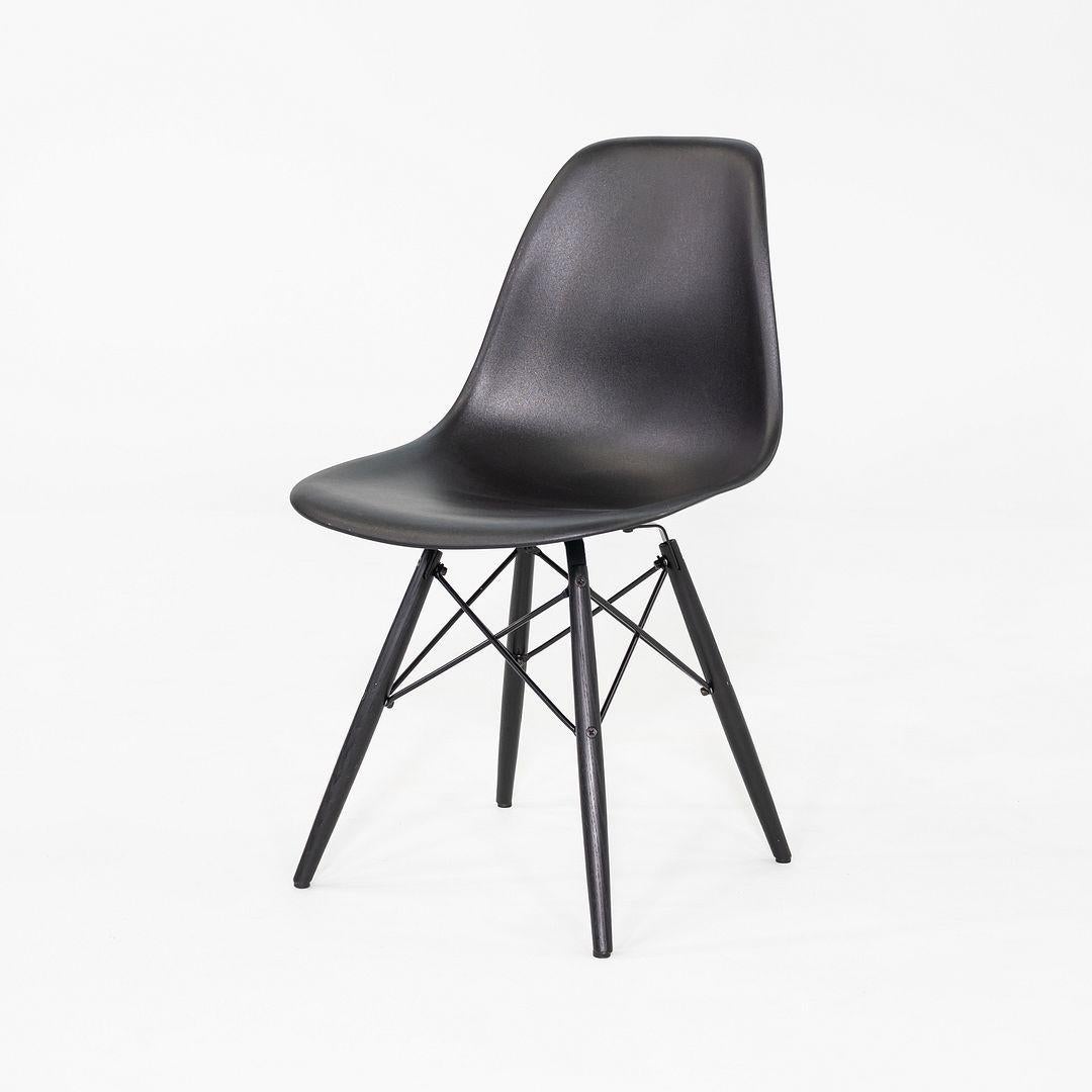 Américain 2018 Set of Four Herman Miller Eames DSW Dining Side Chairs in Black Plastic (Ensemble de quatre chaises d'appoint de salle à manger Herman Miller Eames DSW en plastique noir) en vente