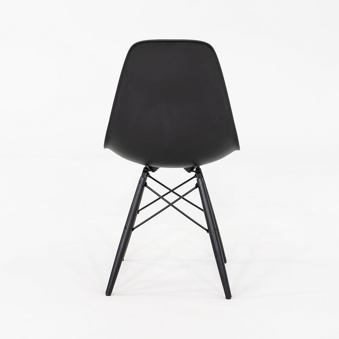 2018 Set of Four Herman Miller Eames DSW Dining Side Chairs in Black Plastic (Ensemble de quatre chaises d'appoint de salle à manger Herman Miller Eames DSW en plastique noir) Bon état - En vente à Philadelphia, PA