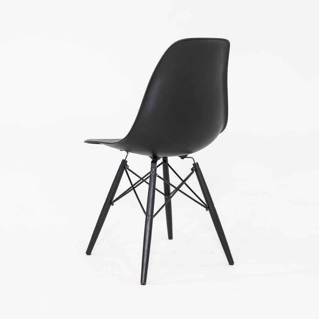 XXIe siècle et contemporain 2018 Set of Four Herman Miller Eames DSW Dining Side Chairs in Black Plastic (Ensemble de quatre chaises d'appoint de salle à manger Herman Miller Eames DSW en plastique noir) en vente