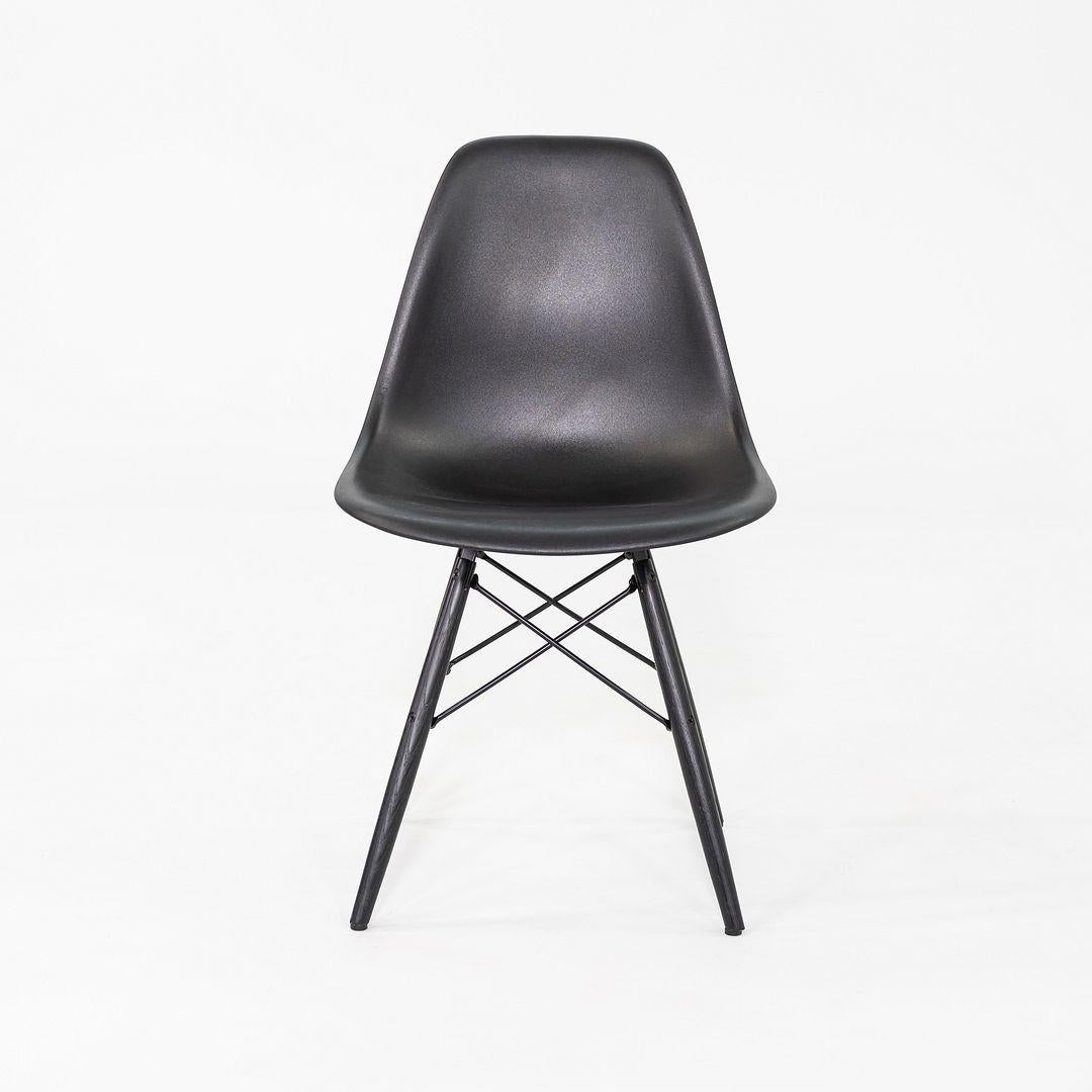 Bois 2018 Set of Four Herman Miller Eames DSW Dining Side Chairs in Black Plastic (Ensemble de quatre chaises d'appoint de salle à manger Herman Miller Eames DSW en plastique noir) en vente