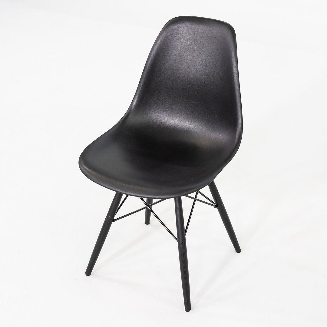 2018 Set of Four Herman Miller Eames DSW Dining Side Chairs in Black Plastic (Ensemble de quatre chaises d'appoint de salle à manger Herman Miller Eames DSW en plastique noir) en vente 1