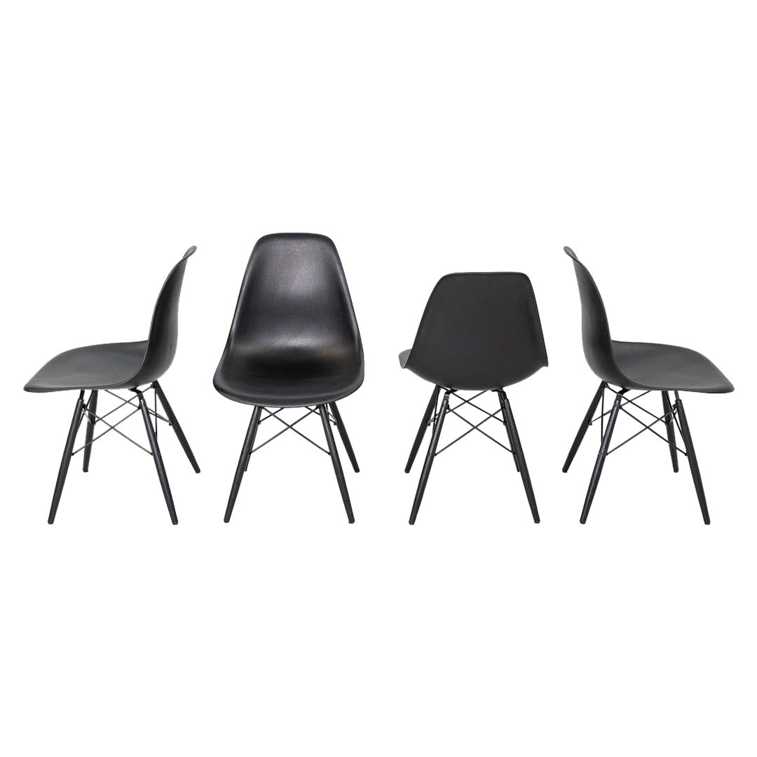 2018 Set of Four Herman Miller Eames DSW Dining Side Chairs in Black Plastic (Ensemble de quatre chaises d'appoint de salle à manger Herman Miller Eames DSW en plastique noir) en vente