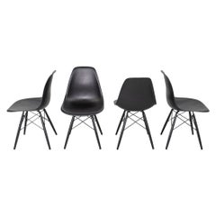 2018 Set of Four Herman Miller Eames DSW Dining Side Chairs in Black Plastic (Ensemble de quatre chaises d'appoint de salle à manger Herman Miller Eames DSW en plastique noir)