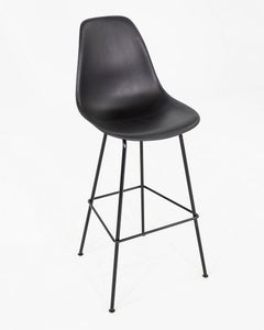 2018 Set of Four Herman Miller Eames Plastic Bar Stools in Black (Ensemble de quatre tabourets de bar Herman Miller en plastique)