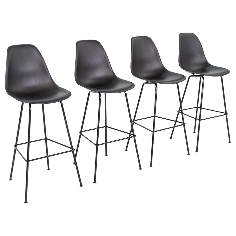 2018 Juego de cuatro taburetes de bar de plástico Herman Miller Eames en negro en venta