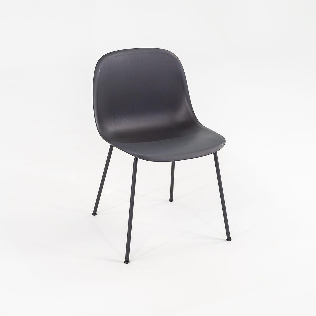 Il s'agit d'un ensemble de 13 chaises d'appoint Fiber avec base en tube, conçues à l'origine par Iskos-Berlin en 2014. Ces exemples particuliers ont été produits par Muuto au Danemark C. C. 2018. Leur design se caractérise par une base en tube