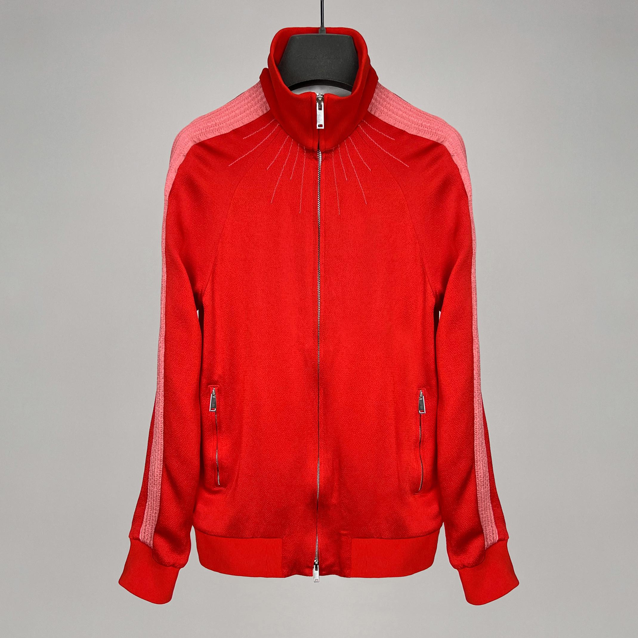 Valentino Garavani textured trim tracksuit zip jacket
Resort 2018 collection from Valentino
Brand new women's tracksuit jacket with contrast stitching, brand VALENTINO. Price tags included. Funnel collar, front zip fastening, front pockets, long