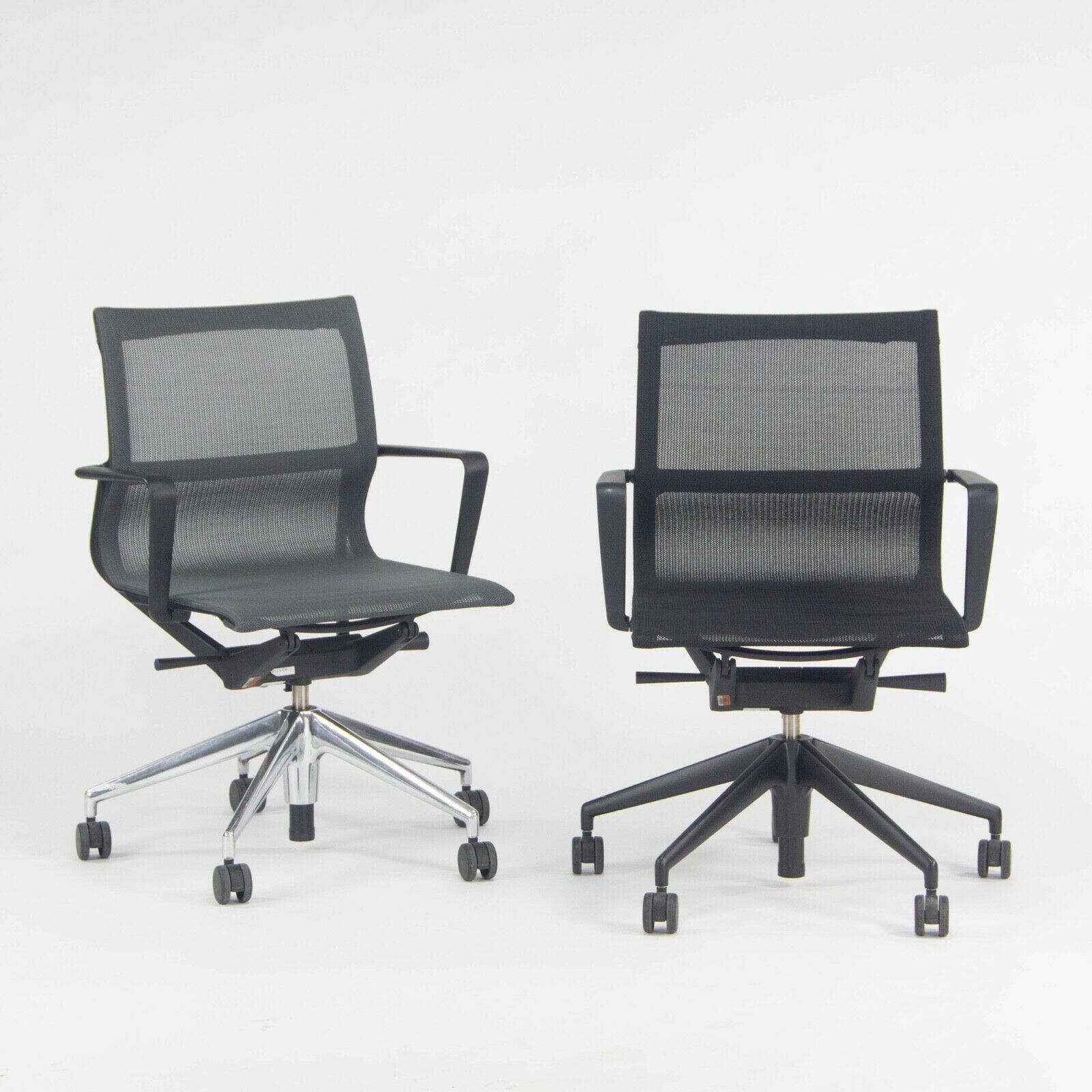 Nous proposons à la vente une seule (1) chaise de bureau roulante Physix, conçue par Alberto Meda et produite par Vitra. Cette pièce a été spécifiée avec une base en aluminium poli et un tissu en maille TrioKnit gris foncé (couleur carbone). Les