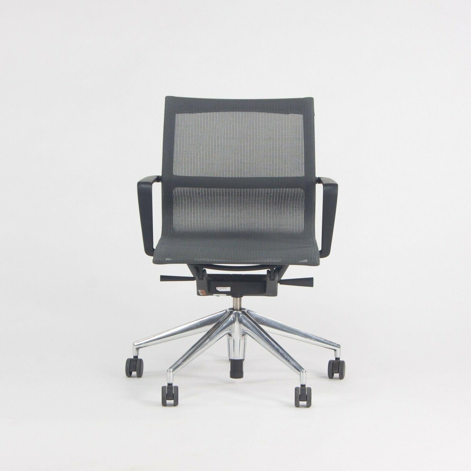 Moderne Chaise de bureau roulante Vitra Physix de Alberta Meda en maille grise disponible, 2018 en vente