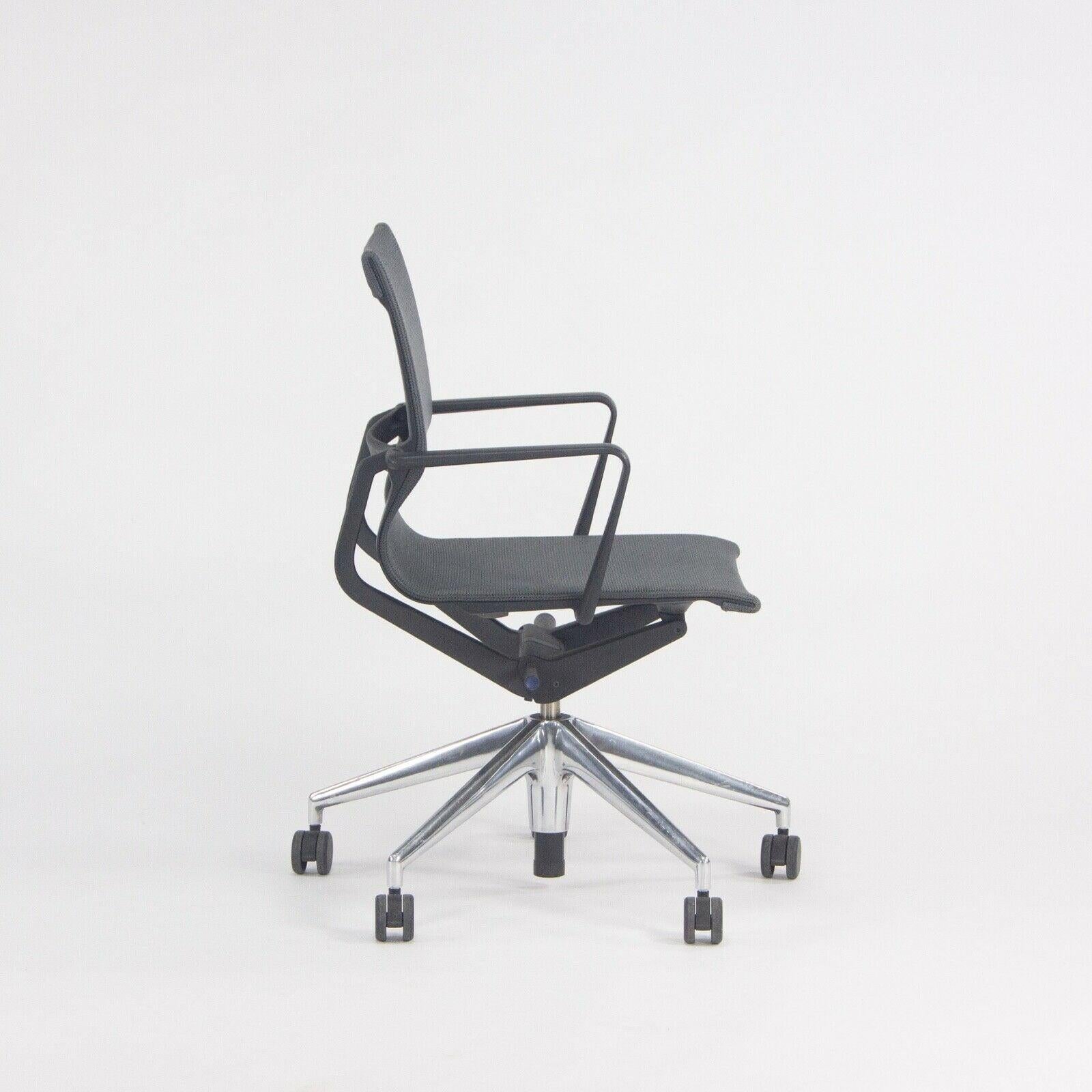 Suisse Chaise de bureau roulante Vitra Physix de Alberta Meda en maille grise disponible, 2018 en vente