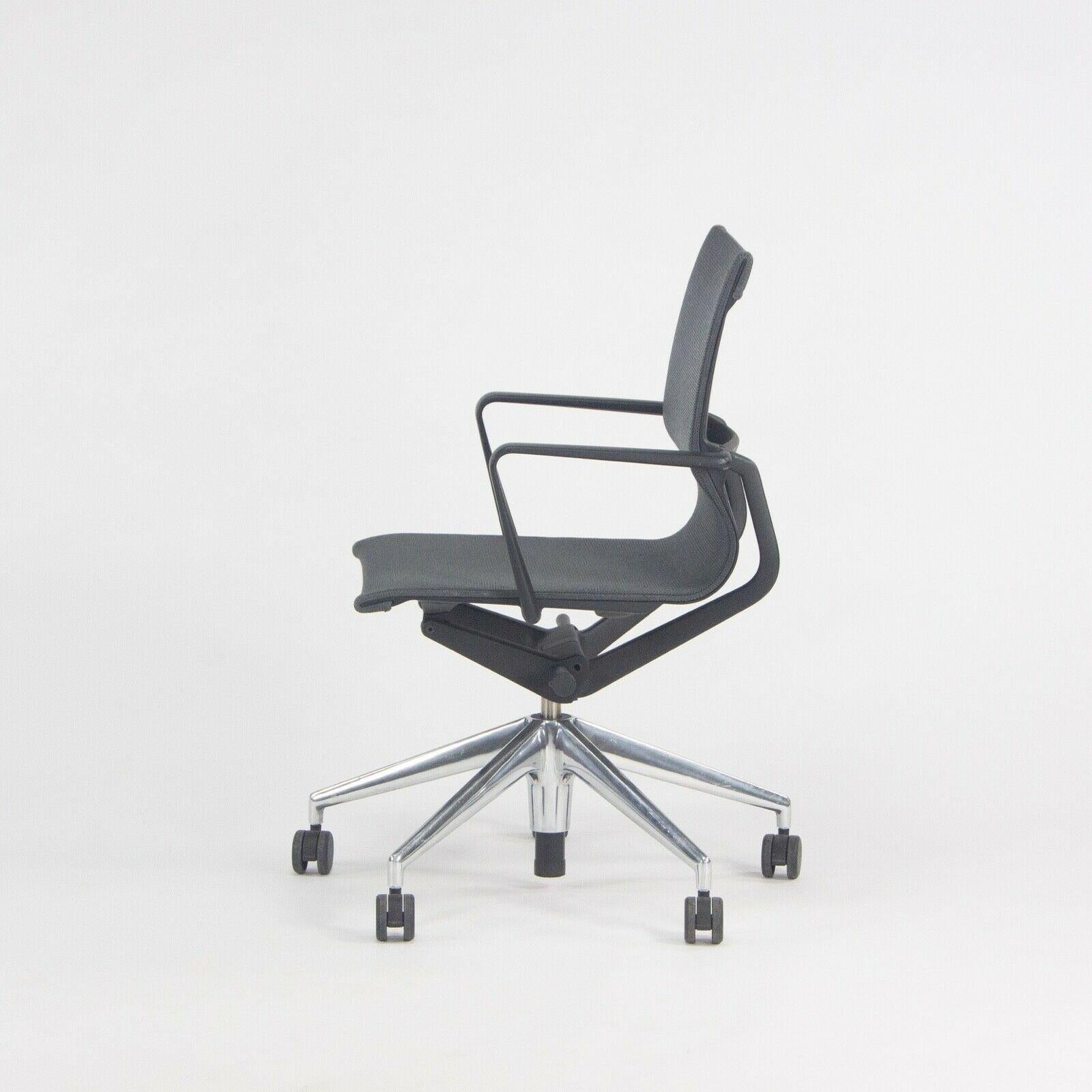 Chaise de bureau roulante Vitra Physix de Alberta Meda en maille grise disponible, 2018 en vente 1