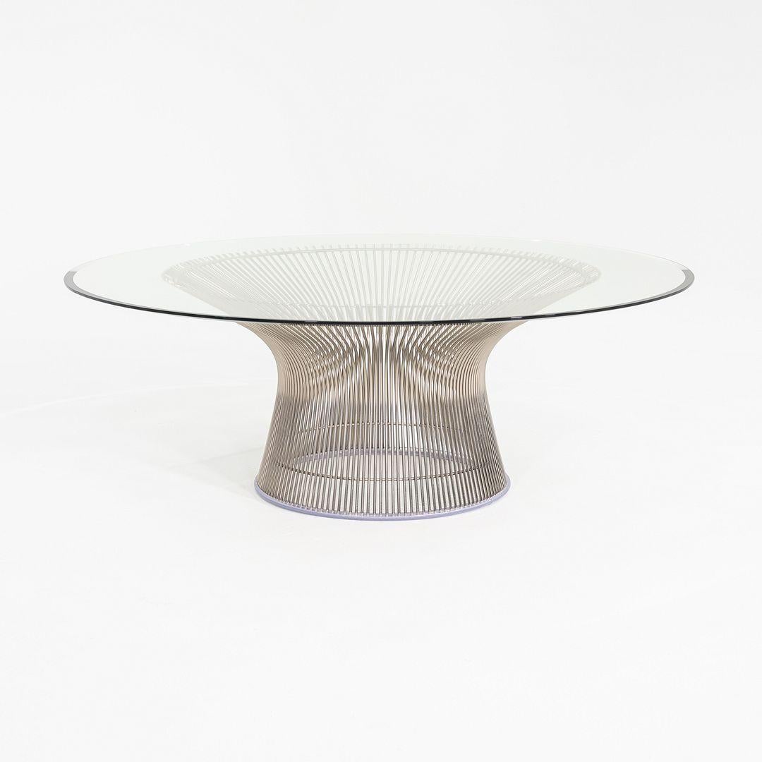 Il s'agit d'une table basse Platner, conçue à l'origine par Warren Platner en 1966. Cet exemplaire a été produit par Knoll aux États-Unis en 2018. La table présente un plateau en verre rond de 42 pouces avec un bord biseauté, reposant sur une base